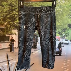 Under Armour youth medium crop leggings